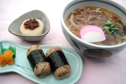 ▲肉うどんセット 940円